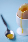 Weichgekochtes Frühstücksei in einem Eierbecher mit Löffel