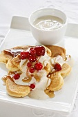 Pancakes mit Joghurt, Ahornsirup und Cranberries