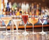 Verschiedene Cocktails auf der Theke einer Bar