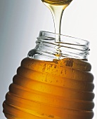 Honig im Glas mit einem Löffel