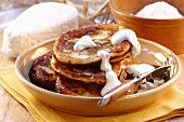 Pancakes mit Hüttenkäse und saurer Sahne