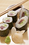 Maki-Sushi mit Thunfisch, Ingwer, Wasabi, Sojasauce