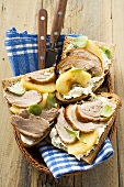 Open sandwiches of duck breast and apple in bread basket