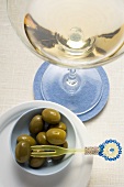 Martini und grüne Oliven
