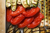 Grilled vegetables in roasting tin (close-up)