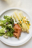 Weisser Spargel mit Räucherlachs, Eiersauce und Blattsalat