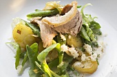 Salad leaves with potatoes and pork