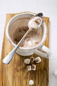 Tasse Kakao (ausgetrunken) mit Marshmallows