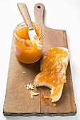 Hefezopf mit Aprikosenmarmelade, daneben Marmeladenglas