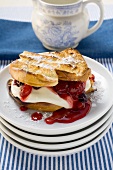 Waffles with cream, berries and icing sugar (USA)
