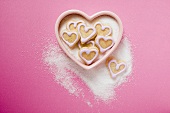 Kleine herzförmige Plätzchen in Zuckerdose zum Valentinstag