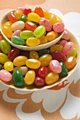 Bunte Jelly Beans in zwei Schalen