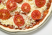 Pizza mit Tomaten und Käse (ungebacken)