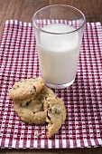 Cranberry Cookies und Glas Milch