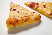 Zwei Stücke Pizza Margherita (amerikanische Art)