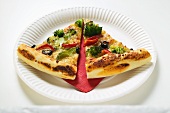 Zwei Stücke Gemüsepizza (amerikanische Art) auf Pappteller