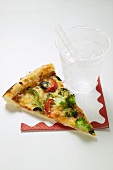 Stück Gemüsepizza (amerikanische Art) und Mineralwasser