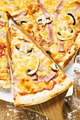 Pizza mit Schinken und Champignons (amerikanische Art)