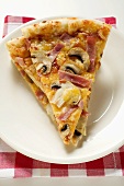 Pizzastücke mit Schinken und Champignons (amerikanische Art)