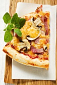 Pizzastücke mit Schinken und Champignons (amerikanische Art)