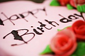 Herzförmige rosa Geburtstagstorte mit Marzipanrosen (Detail)