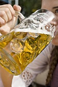 Frau trinkt Mass helles Bier (München, Oktoberfest)