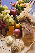 Frisches Gemüse, Obst, Butter, Nüsse und Vollwertbrot