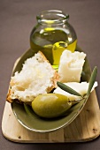 Grüne Olive, Weißbrot, Parmesan und Olivenöl