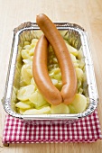 Wiener Würstchen mit Kartoffelsalat in Aluschale