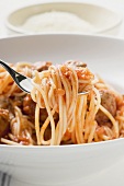 Spaghetti mit Hackbällchen und Tomatensauce, Parmesan