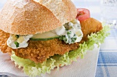 Breaded escalope in a bread roll with remoulade