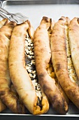 Pide (Brotfladen, Türkei) mit Schafskäsefüllung