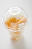 Fruchtsalat im Plastikbecher