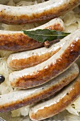 Grillwürstchen mit Sauerkraut (Close Up)