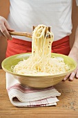 Gekochte Spaghetti mit Spaghettiheber anheben
