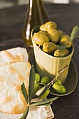 Grüne Oliven und Cracker