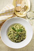 Spaghetti mit Pesto, Parmesan und Glas Weißwein