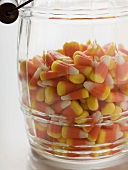 Candy Corn (Süssigkeit zu Halloween, USA) im Vorratsglas