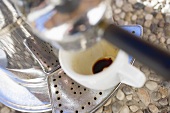 Espressotasse auf Espressomaschine