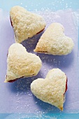 Herzförmige Marmeladenplätzchen mit Zucker