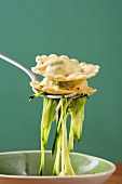 Ravioli mit Zucchinistreifen auf Gabel