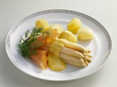Asparagus with curry sauce, smoked salmon and potatoes