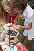 Zwei Frauen beim Kuchenbuffet im Garten am 4th of July (USA)