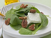 Spinach salad with pecans and sheep's cheese