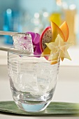 Eiswürfel in Cocktailglas geben