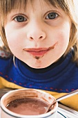 Kind mit von Kakao bekleckertem Mund
