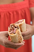 Frau hält zwei Wraps