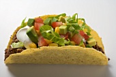 Taco mit Hackfleisch, Gemüse und saurer Sahne