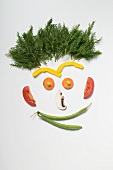 Lustiges Gesicht aus Gemüse, Rosmarin und Champignon