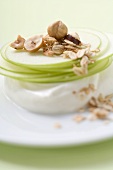 Joghurt mit Apfelscheiben, Haferflocken und Haselnüssen